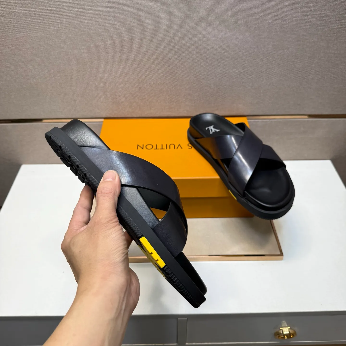 Men's men's shoes 💰pp420 [LV～] Men's casual slippers 2025z cabinet sales simultaneously 🔶Size: 38-44#️⃣ 🔷4 colors🔜The upper is made of cowhide stitching ➕Cowhide lining, comfortable and breathable, sole: original comfortable, wear-resistant and non-slip outsole, ⚠️Real 📱Photography🎬The real thing is better📢📢📢